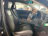運転席の画像です。足元やシートまわりに余裕があり、リラックスした姿勢で運転が可能です。視界も良好で操作系へのアクセスもしやすく、快適で安心感のあるドライブをサポートします。