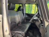 【黒革調シートカバー】運転席シート廻りは使用感も少なく、良好な状態となっています。丁寧に使われていたことがよくわかりますね。