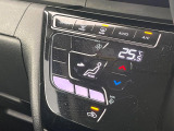 【オートエアコン】一度お好みの温度に設定すれば、車内の温度を検知し風量や温度を自動で調整。暑い&hellip;寒い&hellip;と何度もスイッチ操作をする必要はありません。快適な車内空間には必須の機能ですね♪