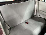 ベンチシートなので姿勢の自由度も高くどちらのドアからでも乗車可能です♪