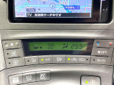【オートエアコン】一度お好みの温度に設定すれば、車内の温度を検知し風量や温度を自動で調整。暑い&hellip;寒い&hellip;と何度もスイッチ操作をする必要はありません。快適な車内空間には必須の機能ですね♪