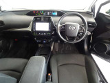革巻き(合皮製)ステアリングで快適な操作性の運転席です。