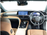 デザインもよく、居心地のよい運転席ですね。分かりやすいスイッチ類ですから操作もしやすく運転をサポートします。ぜひご来店いただき、実際にお座りいただいてステアリングを握ってみてください!