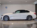 【拘りのFR】BMWが多く採用するFR車。ダイレクトでスポーティな加速感・シャープなハンドリングを実現。縦置きエンジンレイアウトにより、フラットで上質な乗り味です。