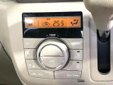 【オートエアコン】一度お好みの温度に設定すれば、車内の温度を検知し風量や温度を自動で調整。暑い&hellip;寒い&hellip;と何度もスイッチ操作をする必要はありません。快適な車内空間には必須の機能ですね♪