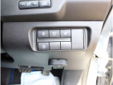 ステリングヒーターは寒い時期にはホントありがたいですね。充電ポートのオープンスイッチやエマジェンシーブレークのON/OFFスイッチなでもあります。