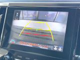 【バックカメラ】駐車時に後方がリアルタイム映像で確認できます。大型商業施設や立体駐車場での駐車時や、夜間のバック時に大活躍!運転スキルに関わらず、今や必須となった装備のひとつです!