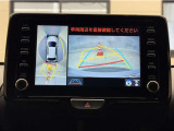 真上から見下ろしたような視点で車とその周囲を確認出来る画面と、車両後方を映し出すバックモニター画面の2つを表示してくれます。