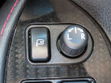 日本の駐車場は幅が広くないところが多くて、乗り降りが大変だったりしますよね。電動ミラーがあれば、室内でミラーをたためるので、駐車するときも便利ですね。