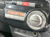 【オートエアコン】一度お好みの温度に設定すれば、車内の温度を検知し風量や温度を自動で調整。暑い&hellip;寒い&hellip;と何度もスイッチ操作をする必要はありません。快適な車内空間には必須の機能ですね♪