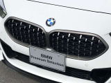左右のキドニー・グリルの中心にはBMWのエンブレムが鎮座し、個性を放つデザイン性を兼ね備えました。