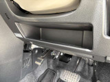 軽でも広々使えるフットブレーキ!助手席との移動も可能で、使用空間広々です♪