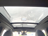 ●サンルーフ:開放感たっぷりの希少装備、サンルーフが装着されています!車内に明かりを取り入れたり景色を楽しむ以外にも、車内の空気も簡単に換気できて快適です!