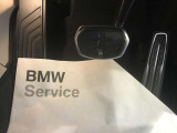 【ペダル】BMWはオルガン式アクセルペダルを採用しています。踏み込む足とペダルが同じ軌跡を描くため、かかとがずれにくく、アクセルコントロールがよりしやすくなるメリットがあります。