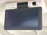 【後席モニター】家族や友人とお出かけする機会が多い方に大人気の後席モニターを装備!見やすい位置に画面がありテレビやDVDの視聴も快適!友達もお子様も、後席にしか乗らなくなるかも??