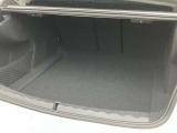 【トランクルーム】全面をファブリック処理し荷物に傷がつくのを防ぎます。ラゲージルーム照明を装着。背もたれをほぼ水平まで倒すことが出来ます。大きな荷物の収納にも便利です。