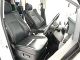 (電動シート)運転席8ウェイパワーシート!シートメモリー機能付き!上級グレードならではの贅沢装備で人気装備となります。