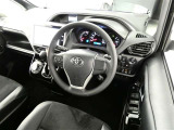 【運転席まわり】・・・ハンドルやシートなども隅々までクリーニング済み。キレイな車内でドライブがより一層快適にお楽しみいただけると思います。