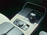 木目調のパネルは内装色とマッチしており清潔感のある車内を演出します。マツダコネクトを操作する際も中央のコマンダースイッチにて簡単操作が可能です。