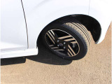 155/65R14タイヤ+専用アルミホイールです。スタッドレスタイヤや各種オプションのご注文も承っております(^^)!