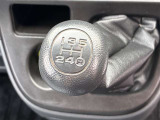 【マニュアル車】マニュアル車ならではのギア操作と加速感を楽しめます。自分の操作で車の挙動をコントロールする楽しさが、ドライブの醍醐味を高めます。
