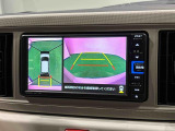 パノラマモニターに連動しているので駐車場や狭い路地などでも障害物が確認しやすく、真上からの目線でクルマの周囲が確認できて安心♪