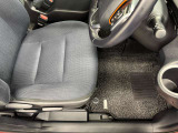 運転席シート足元です。