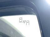 【ブラインドスポットワーニング】走行中、ドアミラーの死角になりやすい箇所に後続車が接近するとサイドミラー付近に警告を表示、ドライバーに注意喚起をしてくれます。