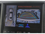 パノラミックビューモニターを装備!上から車両を見下ろしたような映像をナビ画面に表示できます。車両前後左右に搭載した4つのカメラ映像を継ぎ目なく合成!目視では見えない部分もリアルタイムで見れます。