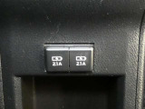 充電用USB端子付き。スマートフォンなどの充電に便利です。