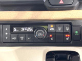 【オートエアコン】一度お好みの温度に設定すれば、車内の温度を検知し風量や温度を自動で調整。暑い&hellip;寒い&hellip;と何度もスイッチ操作をする必要はありません。快適な車内空間には必須の機能ですね♪