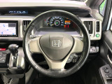 【純正革巻きステアリング】上質な革を使用することで、手にしっかり馴染みとても運転しやすいハンドルです♪