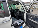 【運転席】座り心地が良いシートなので長時間の運転でも快適にお過ごしいただけます。新品のフロアマットのご注文も可能です。掲載箇所以外にご希望の写真がございましたらお気軽にお問い合わせ下さい。