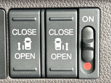 【両側パワースライドドア】スマートキーや運転席のスイッチで後席両側スライドドアの開閉が可能♪電動だから力を入れてドアを開ける必要が無く、小さなお子様でも簡単に開け閉めでき快適です♪