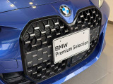 BMWの伝統の丸目4灯ヘッドライトでございます。LEDライトで視認性もよく明るく安全性の向上につながります。