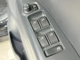 【電動格納ミラー】サイドミラーは電動格納式となっており、狭い駐車場でもキズがつくリスクを抑えられます。