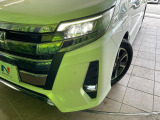 【LEDヘッドライト】悪天候や夜間走行時も良好な視界を確保し安心して運転できる高輝度LEDヘッドライトを装備!点灯速度が早く、消費電力も抑えられています。