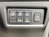 安全装置のスイッチは運転席パネル右下に集約されています。任意で切り替え可能なため状況に合わせてお使いください。