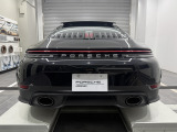 オプション:スポーツクロノパッケージ、タイヤ温度表示機能、Porsche Track Precision App を含む、フルカラーのポルシェクレスト付きホイールセンターキャップ