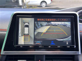 【パノラミックビューモニター】クルマを真上から見下ろした視点で駐車をサポートします!クルマの斜め後ろや真横など、いち早く障害物に気が付くことができます。