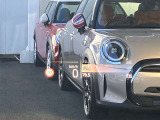 人気のヘッドアップディスプレイ!現在の車速、ナビゲーション・システムによるルート案内の矢印表示、チェック・コントロール、前車接近警告など、さまざまな情報をドライバーの視界内に直接表示いたします!