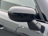 MINIの電動格納サイドミラーは、スイッチ操作でスムーズに開閉でき、狭い駐車場でも安心して扱えます。車体との一体感あるデザインで、利便性とスタイリングを両立した装備です。