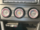 【オートエアコン】一度お好みの温度に設定すれば、車内の温度を検知し風量や温度を自動で調整。暑い&hellip;寒い&hellip;と何度もスイッチ操作をする必要はありません。快適な車内空間には必須の機能ですね♪