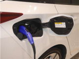 専用の充電コードを家庭用コンセントと車につなぐだけで充電スタート!(ご自宅の配線工事が必要な場合があります)