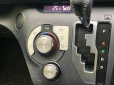 【オートエアコン】一度お好みの温度に設定すれば、車内の温度を検知し風量や温度を自動で調整。暑い&hellip;寒い&hellip;と何度もスイッチ操作をする必要はありません。快適な車内空間には必須の機能ですね♪