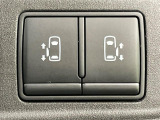 【両側スライドドア】駐車場で隣の車との間隔が狭く乗りにくい時、スライドドアなら安心!ドアオープン時も幅を取らず、開口部が広いので乗り降りがとっても簡単です。大きな荷物の出し入れも後席から可能♪