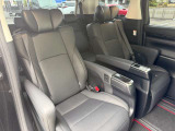 運転席側リアシートのお写真になります!使用感はなくきれいな状態!ご納車時にもスタッフにてクリーニングをさせて頂きますのでご安心ください!