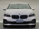 【キドニーグリル】BMWの代名詞。一目見ただけでBMWであると認識できる確固たるアイコンとして存在感を放ちます。