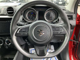 運転中でも簡単な操作ができるステアリングスイッチついてます♪