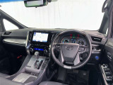 運転席まわりです。 各操作スイッチは使いやすい位置に配置されてます。